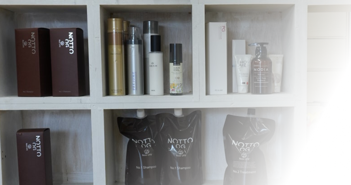 サロンで扱うヘアケア製品が並ぶ棚